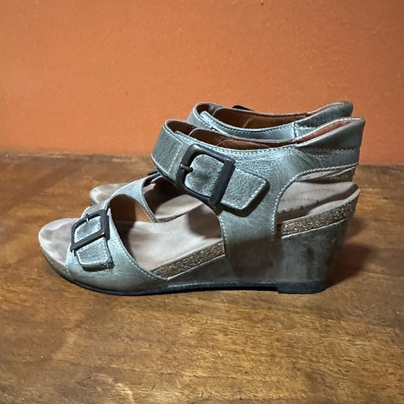 Taos Buckle Up Wedge Sandal EU 39 Olive Green Stone Leather - Picture 3 of 12